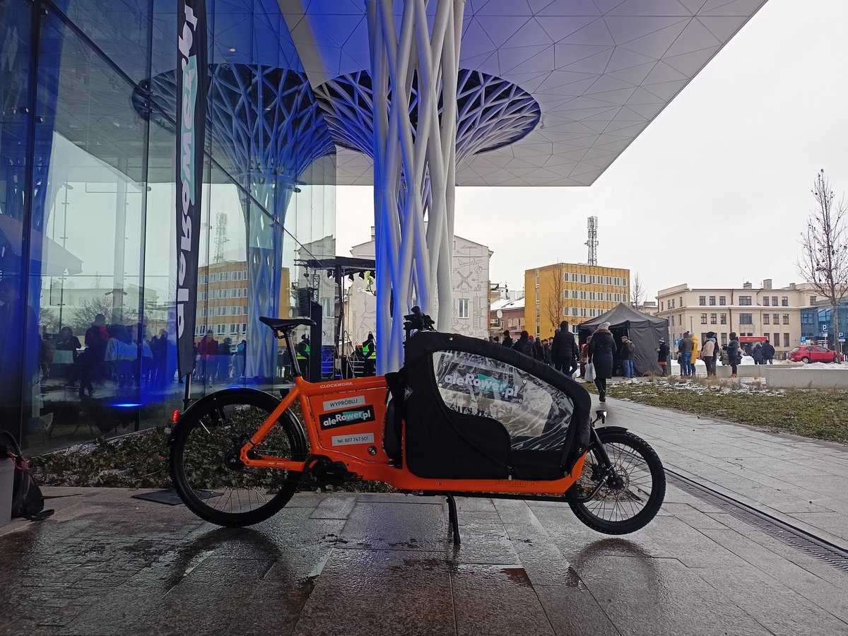 AleRower's tweet photo. Byliśmy na Dniach Otwartych Dworca Lublin z rowerami cargo. Przy okazji zrobiliśmy trochę zdjęć. Na plus: dużo stojaków rowerowych blisko peronów. Sporą część pod dachem. #DworzecLublin #rower #rowercargo #Lublin https://t.co/6HrhRbkbBF