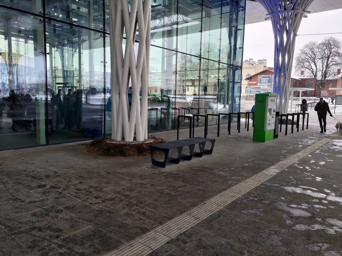 AleRower's tweet photo. Byliśmy na Dniach Otwartych Dworca Lublin z rowerami cargo. Przy okazji zrobiliśmy trochę zdjęć. Na plus: dużo stojaków rowerowych blisko peronów. Sporą część pod dachem. #DworzecLublin #rower #rowercargo #Lublin https://t.co/6HrhRbkbBF