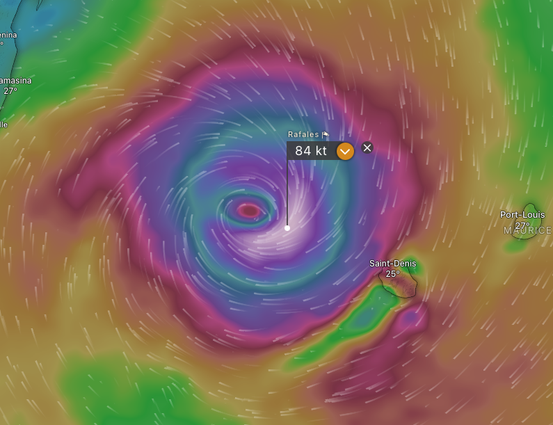 loiclecomte's tweet photo. Impressionnante image du cyclone #Belal qui arrive sur l'île de La Réunion avec des rafales de plus de 150 km/h
#Cyclone https://t.co/aml3bavTJ8