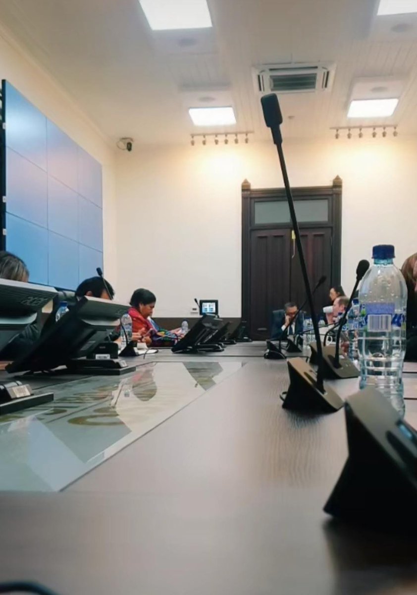 CanalAntigua's tweet photo. En estos momentos se encuentran reunidos a puerta cerrada los diputados que integran la Comisión de Revisión y verificar la papelería presentada por los diputados electos. ⬇️

#Reunión #PuertaCerrada #Diputados #ComisiónDeRevisión https://t.co/wQA7AHvKN6
