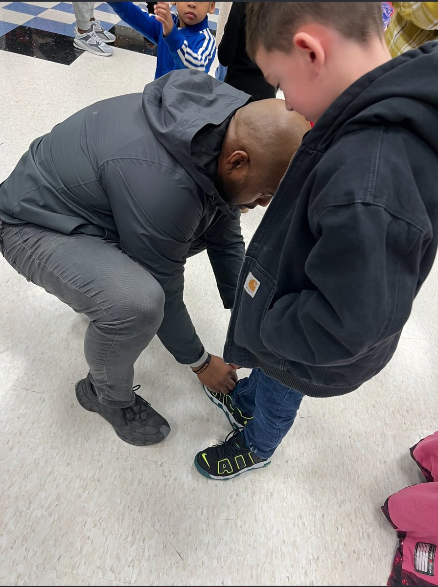 KingjosephE's tweet photo. all coaches are NOT created equal‼️ Yall see @FranBrownCuse tying @Tdot_Terramiggi son’s shoe?!?  #kind #humble https://t.co/jhSSICd9RK
