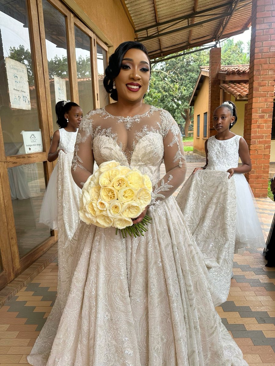 stratbridal's tweet photo. Beautiful and graceful. Congratulations to our strat bride Hafsa. https://t.co/hOPFnbj4Z2