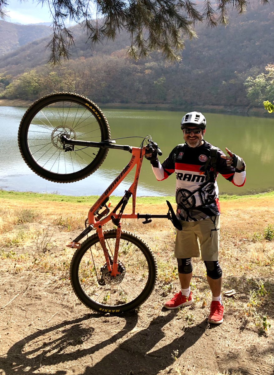 SHIELD73's tweet photo. #BuenosDíasATodos
Hay gente capaz de contagiar entusiasmo, individuos en los que el entusiasmo es un virus tan potente que puede llegar a transmitirse.
#AsiSea #FelizDomingoATodos #LifeStyle #MTB #BiciTime #Mixteco #Oaxaca #SeguimosConstruyendo https://t.co/fJDVxgMggQ