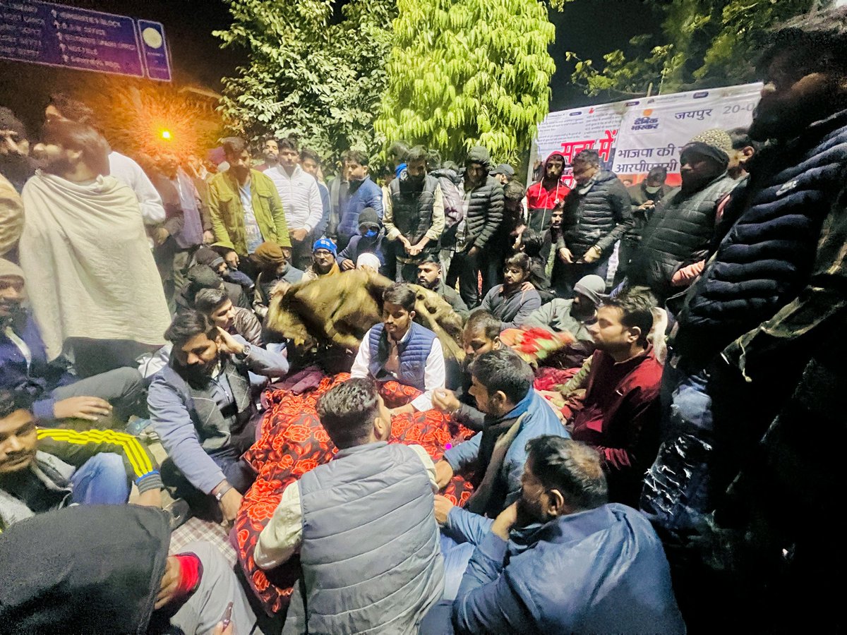 जब त्योंहार के दिन संतान माता पिता के साथ होने कि बजाय पौष की ठंडी रात में सड़कों पर भूखी प्यासी पड़ी रहती है, तो जिम्मेदारों को कैसी दुआएं मिलती होंगी, कल्पना कर के कलेजा कांप जाता है।
#RAS_MAINS_मांगे_समय
#NirmalChoudhary