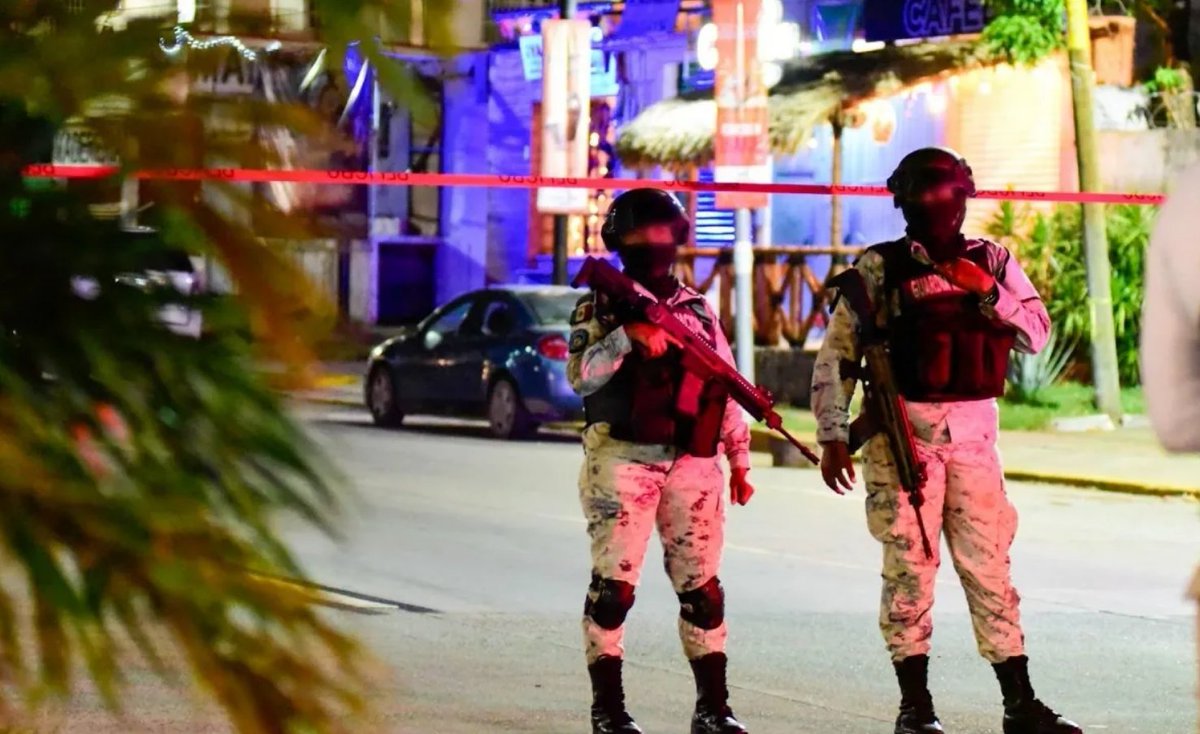 Sobre la carretera Tlacoachistlahuaca - Ometepec, 5 hombres perdieron la vida tras ser baleados cuando regresaban de una pelea de gallos. #Guerrero 

Sobre la localidad de Rancho Cuananchinich, fueron emboscados por sujetos armados, quienes les dispararon en diversas ocasiones.