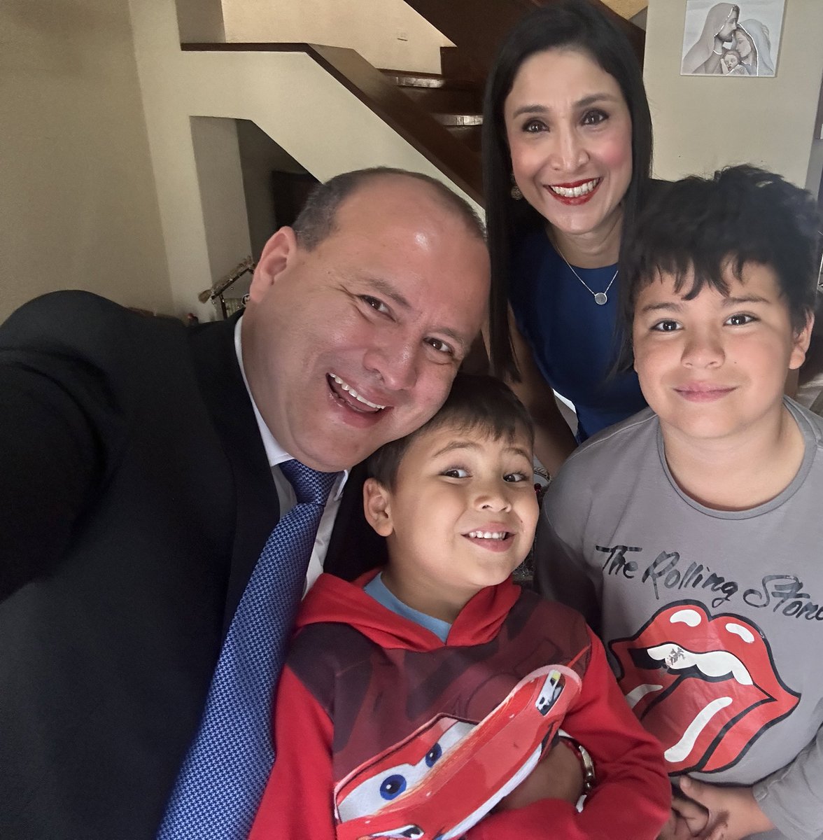 _cristiangt's tweet photo. Como hace cuatro años, empiezo este día agradeciéndole a Dios, mi familia, esposa e hijos quienes me brindan su amor, apoyo e inspiración.

Agradezco su confianza que depositaron en mi, para continuar trabajando y servirles desde este nuevo congreso que está por integrarse. https://t.co/1A4rW3NS1J