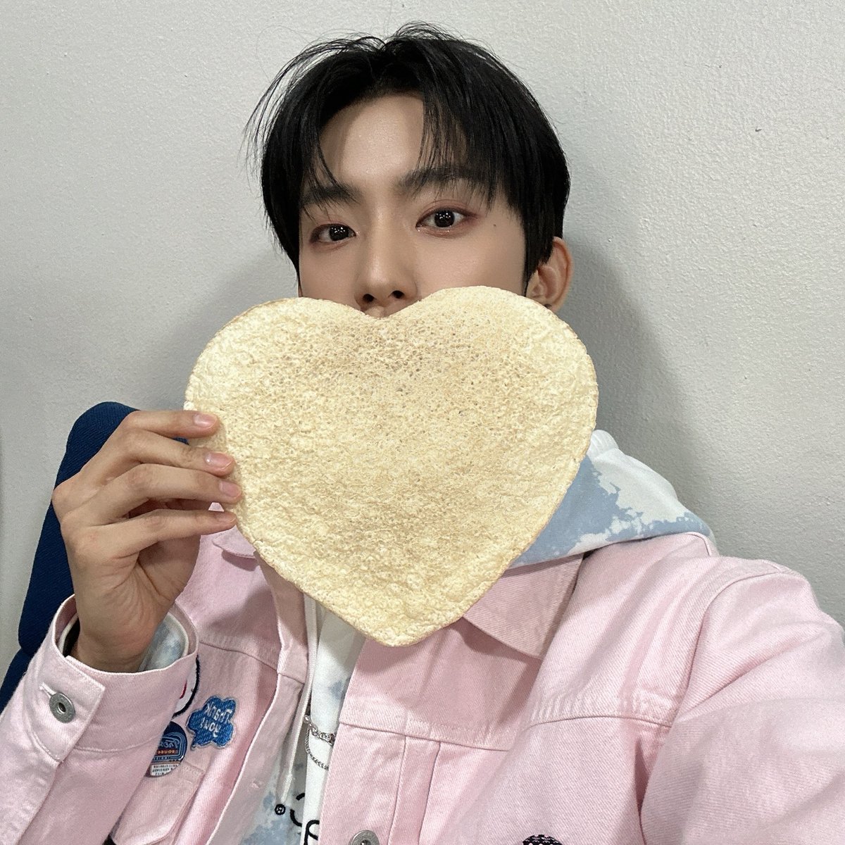 #프롬공찬 #공찬프롬
새들도 아기양도 감성이도 다 자는 새벽 2시 20분에 누가 스케를 보내!!!!!!!
하트는 정말 ㄱㅅ해요