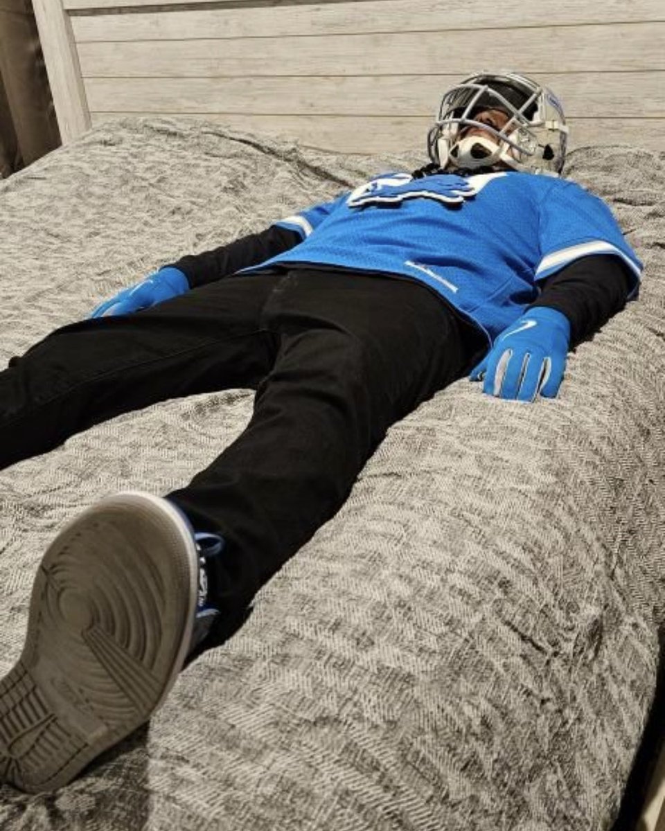 BSMotorCity's tweet image. How everyone in the state of Michigan slept last night (via IG/rubengr81)