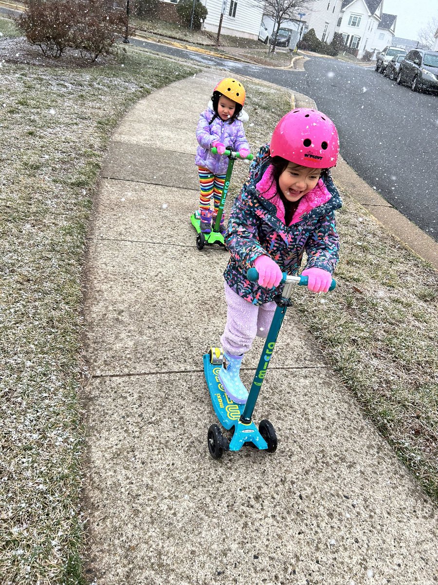 luweidewei's tweet photo. In truth, having children is my excuse for running in snow like a lunatic ❄️ https://t.co/EaRkN7xFye
