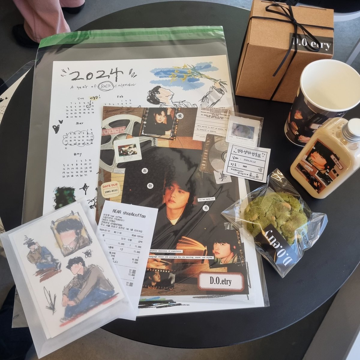 aibath's tweet photo. 2. D.O.etry @doetry0112 
술을 사랑하는 저인데 이벤트로 온더락 잔이라뇨?! 솔직하게 선착 못할줄 알았습니다. 그래도 희망을 안고 찾아간 마포구청역의 리어커피. 어머나! 마지막의 12번을 제가 받았습니다😭😭😭😭😭 기다림도 행복했어요
#도경수라는_시 https://t.co/ptWAZoeQXN