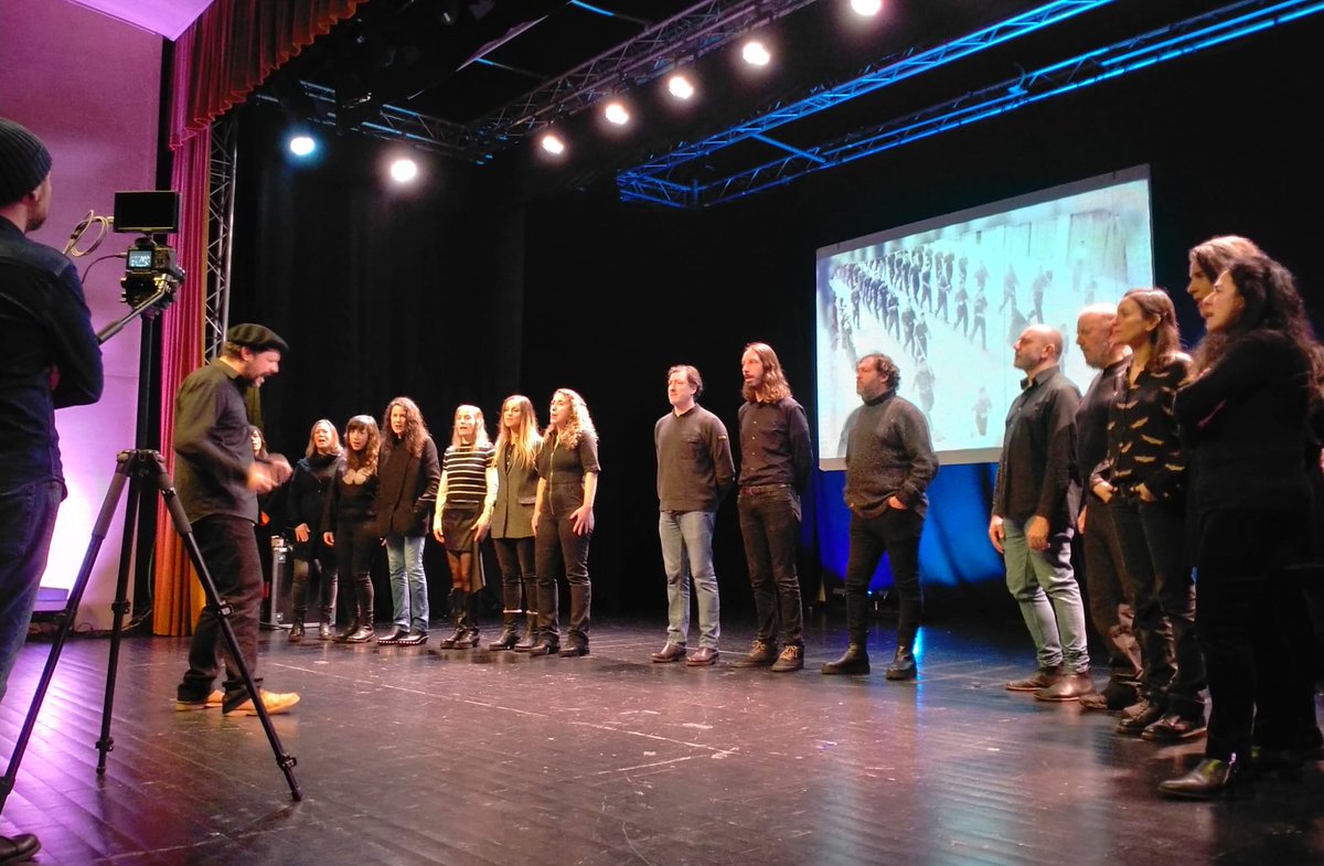 xosemigueltapia's tweet photo. «Como augua de torbón» sigue suando nas voces del Coru Antifascista Al Altu la Lleva. Hoi el realizador Javi Lueje tuvo grabando nel auditorio de Mieres pra un videoclip.

Gracias al @aytomieres por deixarnos as súas instalacióis pra qu’esta idea se vaya fendo realidá. https://t.co/mqsgtc5F6h