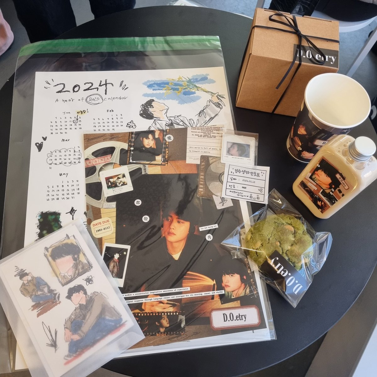 aibath's tweet photo. 2. D.O.etry @doetry0112 
술을 사랑하는 저인데 이벤트로 온더락 잔이라뇨?! 솔직하게 선착 못할줄 알았습니다. 그래도 희망을 안고 찾아간 마포구청역의 리어커피. 어머나! 마지막의 12번을 제가 받았습니다😭😭😭😭😭 기다림도 행복했어요
#도경수라는_시 https://t.co/ptWAZoeQXN