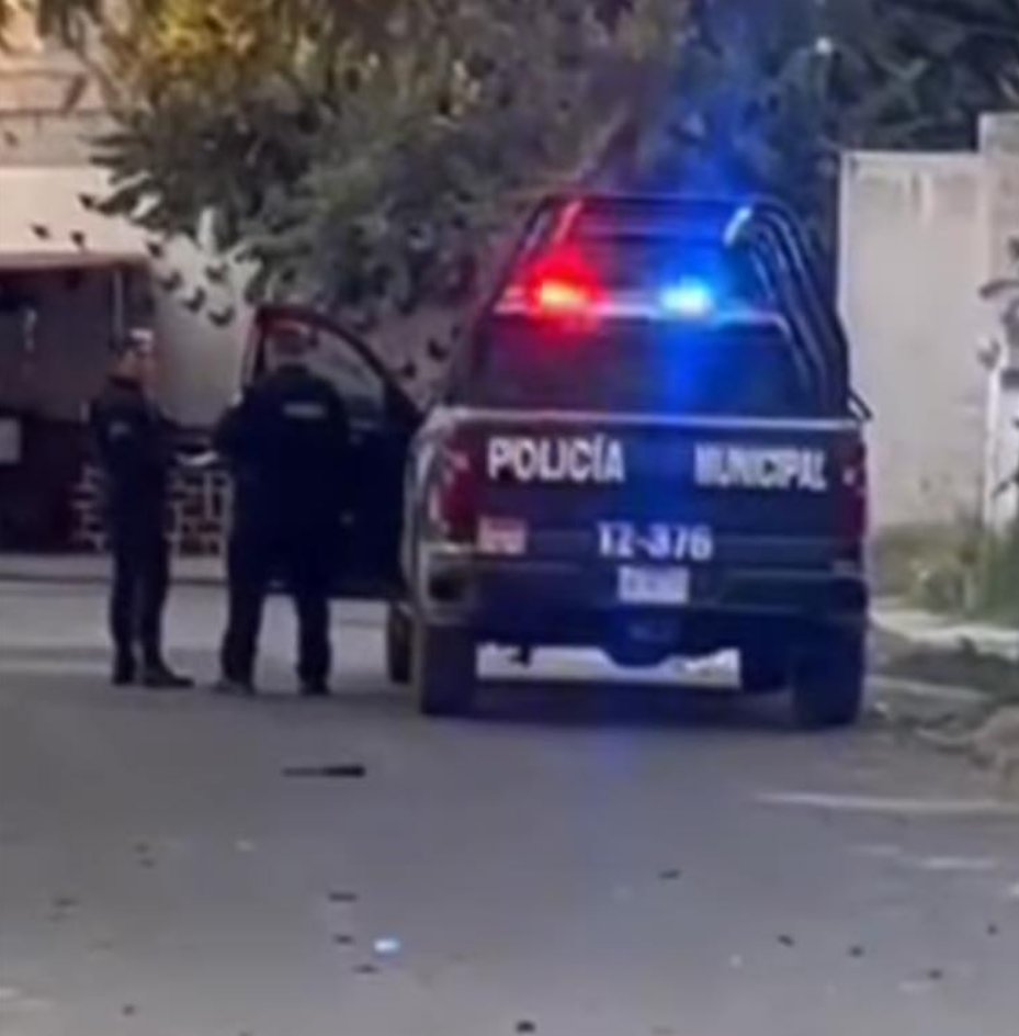 En el municipio de Tlajomulco, localizan torso afuera de una cochera y posteriormente encuentran el cuerpo al interior del domicilio en el fraccionamiento Hacienda de Santa Fe. #Jalisco