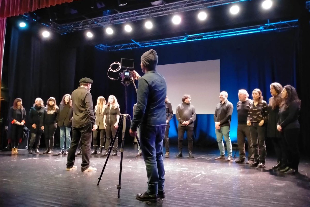 xosemigueltapia's tweet photo. «Como augua de torbón» sigue suando nas voces del Coru Antifascista Al Altu la Lleva. Hoi el realizador Javi Lueje tuvo grabando nel auditorio de Mieres pra un videoclip.

Gracias al @aytomieres por deixarnos as súas instalacióis pra qu’esta idea se vaya fendo realidá. https://t.co/mqsgtc5F6h