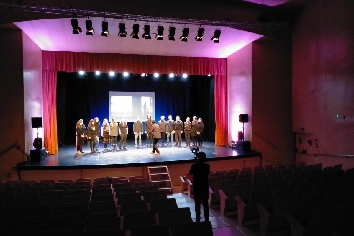 xosemigueltapia's tweet photo. «Como augua de torbón» sigue suando nas voces del Coru Antifascista Al Altu la Lleva. Hoi el realizador Javi Lueje tuvo grabando nel auditorio de Mieres pra un videoclip.

Gracias al @aytomieres por deixarnos as súas instalacióis pra qu’esta idea se vaya fendo realidá. https://t.co/mqsgtc5F6h