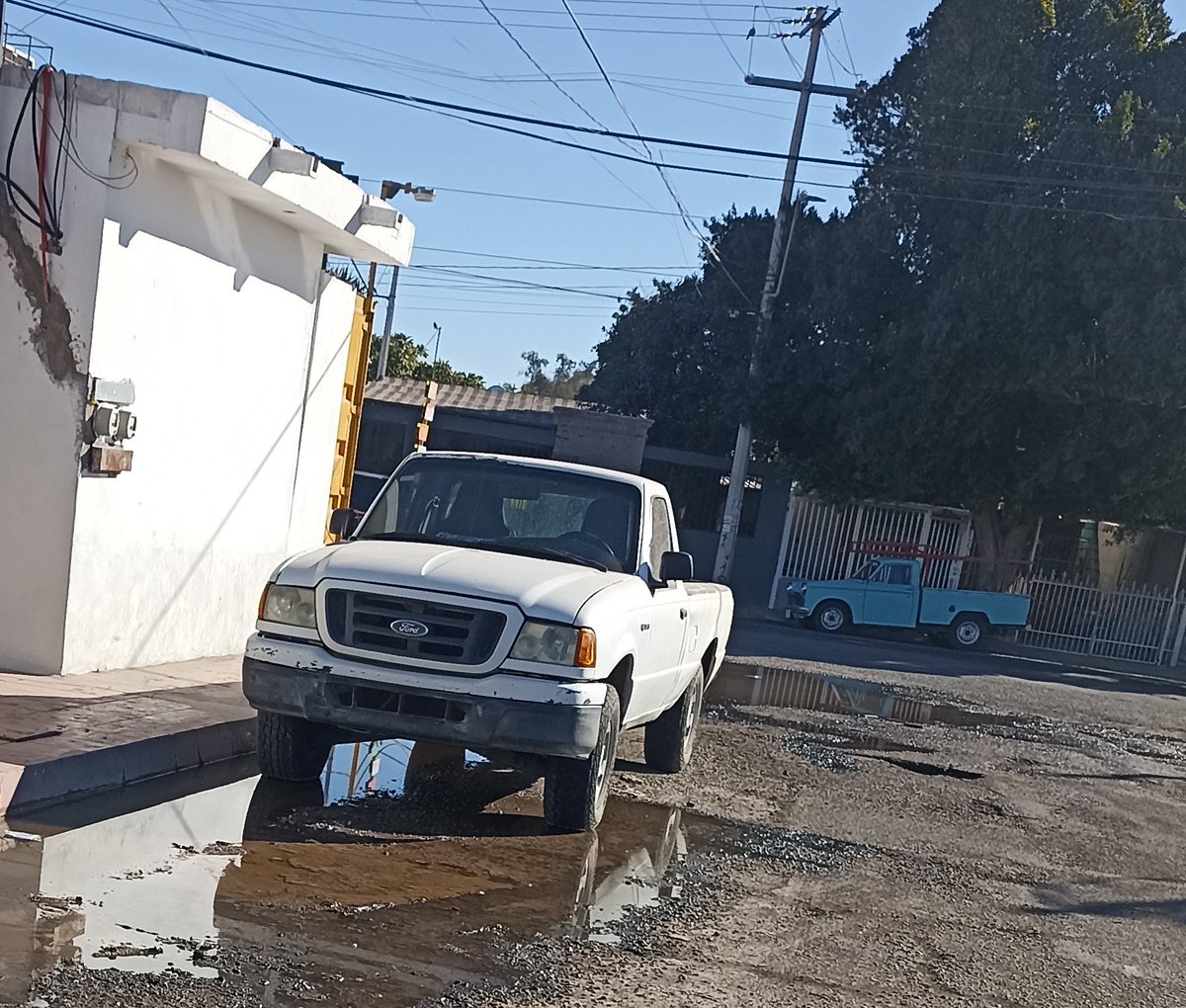 isabelv1805's tweet photo. @aguahermosillo ahí llega el agua de la fuga que se reporto de cerro del tuli y esos son los baches que se han formado https://t.co/s56FpUxylq