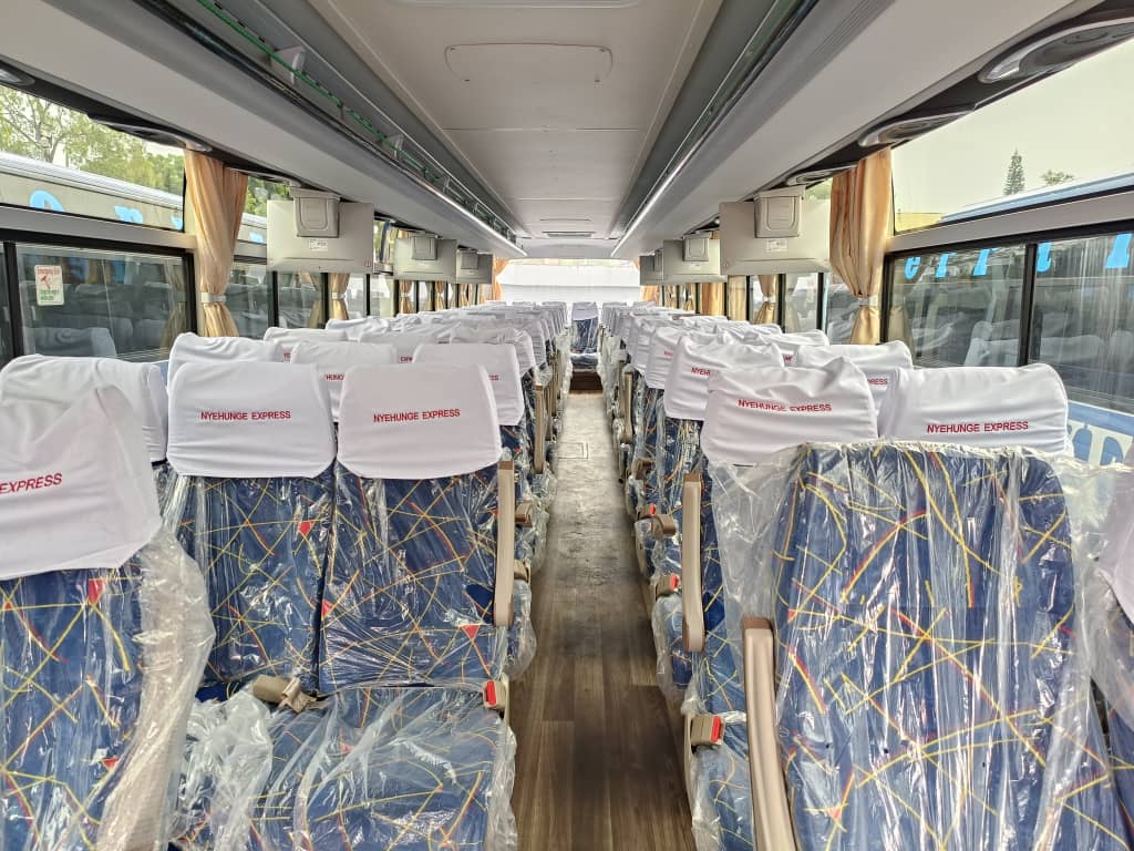 kirigitim's tweet photo. #TwoByTwo Vs #ThreeByTwo 

✍️ Wakati wakurugenzi wanapamba kuondoka kwenye 3x2 Buses na kwenda kwenye gari za kisasa zaidi 2x2 mpaka 1x2 na huenda 1x1, Mambo ni tofauti kabisa kwa #Nyehunge.

✍️ Yaani hivi ukikaa hapo katikati unajisikiaje? 2 by 2 zenyewe ukikaa na mtu mnene siti haitoshi kabisa. Sasa hii 3 by 2 ukawekwa kati na mijamaa imeshiba inakuwaje? Unaweza kusafiri humo kwa safari ndefu?