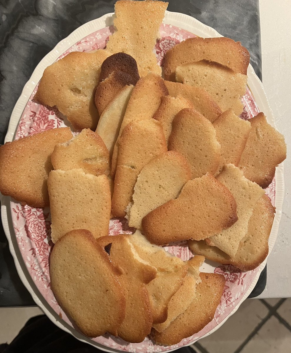 steffiec91's tweet photo. Not made in years but had some egg whites hanging about so did some CatsโTongues. Since I am incapable of using a piping bag the shapes are tough but ooh they are ๐ #homemadebiscuits https://t.co/sBvqeRNO7m