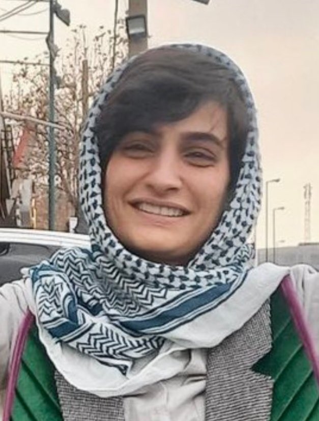 ShelerHaghani's tweet photo. اجازه ندادند از راه برسند! 
کاش می‌دانستند این «مسابقه نادانی» به جز آنها شرکت‌کننده دیگری ندارد…
کاش من هم یک روز می‌فهمیدم «این» ایران که سنگش را به سینه می‌زنند دقیقا کجاست وقتی حتی فکر می‌کنند نام‌های محلی‌اش خارجی‌اند و نمادهای اقوامش، پرچم این و آن! 
کسی انتظار ندارد در کشوری پهناور با تنوع زبان و فرهنگ، به زبان‌های دیگر مسلط باشند و تاریخچه هر قوم را بدانند اما دست‌کم اگر نمی‌دانند، قبل از اظهار نظر فکر هم نمی‌کنند؟ 
از ایران فقط تهرانش را می‌شناسند و به بقیه می‌گویند «تجزیه‌طلب»!

واکنش احتمالی همان دوستان: 
«شلر حقانی‌فر گفت ایران دقیقا کجاست» 

#مهسا_امینی