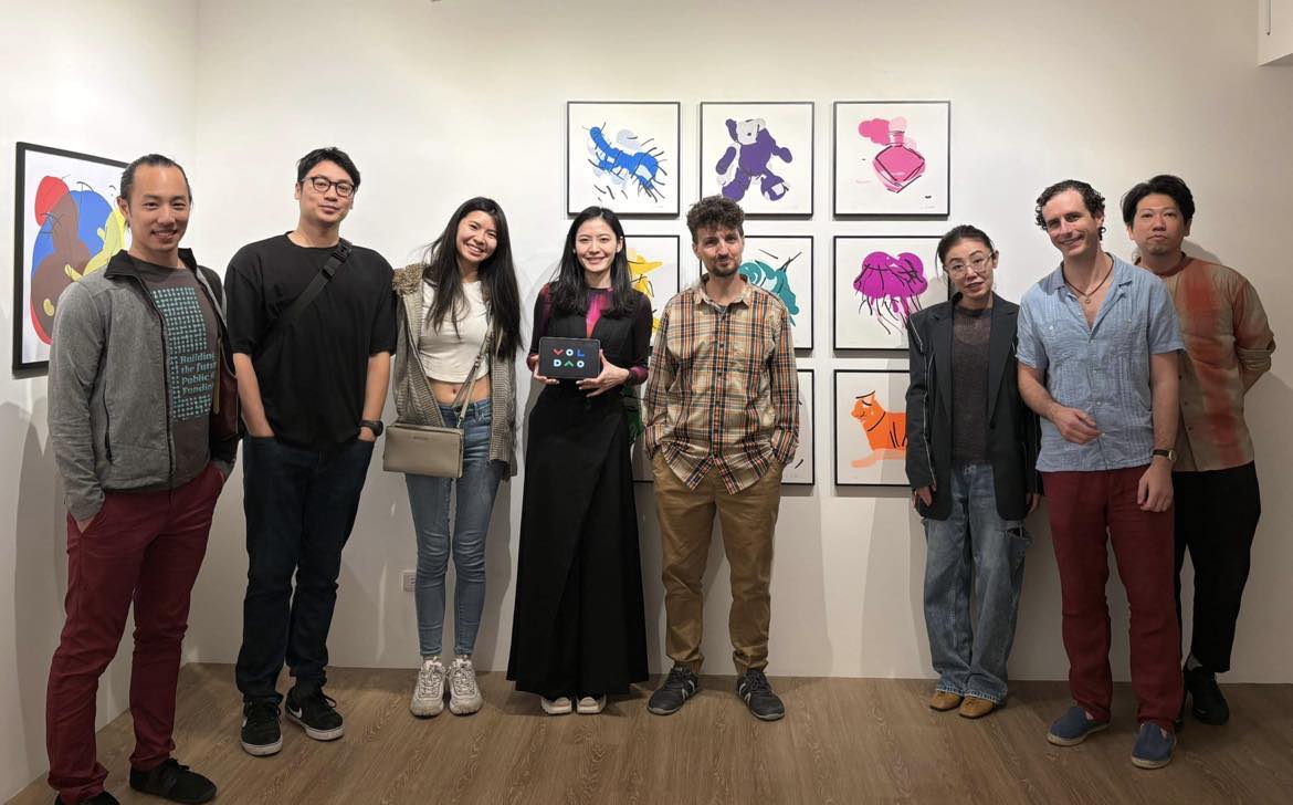 to22_JLH's tweet image. 接近@VolumeDAO 的展覽後期，我們密集舉辦了多場導覽活動，讓更多人認識這些驚人的藝術作品。

很開心藝術家@dribnet 來訪台灣與我們交流，更親自為台灣觀眾與藝文相關人士介紹創作。

恰逢《激進市場》的共同作者@glenweyl 到訪台灣，兩位重要的貴賓在展場開啟關於plurality⿻…