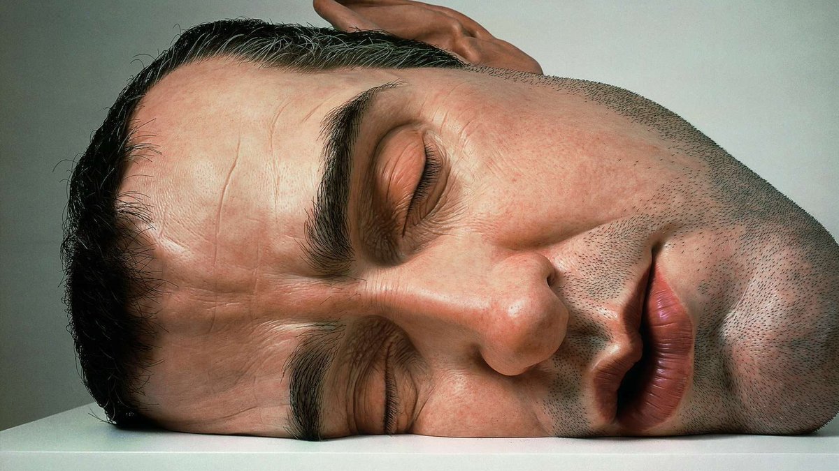 elbarroquista's tweet photo. Hay un artista australiano que se mira a sí mismo durmiendo y trabaja como un Geppetto moderno.

Alguien que pasó de mover marionetas a ser uno de los artistas más famosos del mundo gracias a su suegra. 

Os presento la obra de Ron Mueck.  

HILO🧵