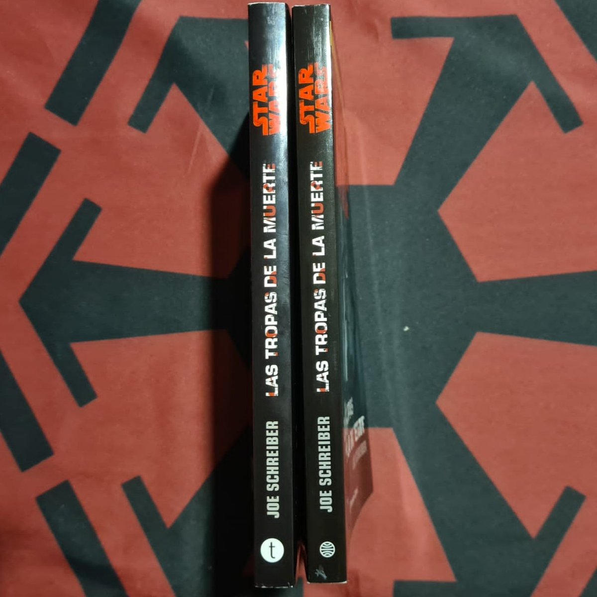 EscribaSith's tweet photo. #58 Las tropas de la muerte

La novela de zombies del universo #StarWars por excelencia.
Si os gusta el genero la vais a disfrutar como enanos

Tenemos 2 ediciones:
1° publicada por #TimunMas
2° por @PlanetadComic

Fotos de la colección de @la_eisley

 #JoeSchreiber https://t.co/qn2RfQGWY5