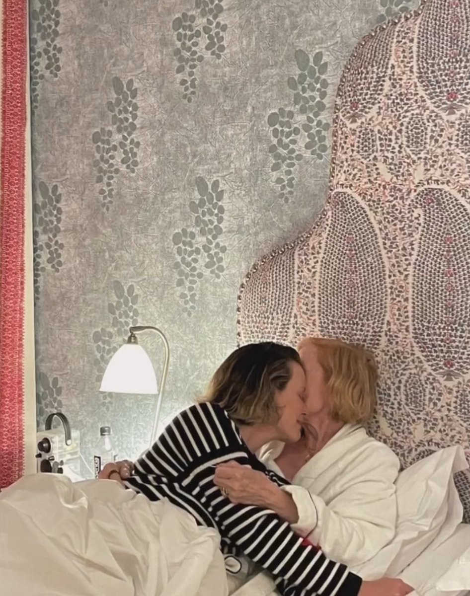 PAULSONLEG4CY's tweet photo. SARAH PAULSON JUST SHARED THIS PHOTO WITH HOLLAND😭😭 https://t.co/KuhUklAcyu