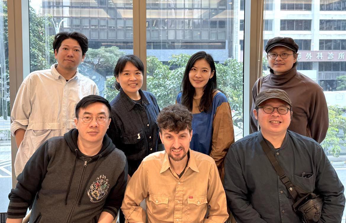 to22_JLH's tweet image. 接近@VolumeDAO 的展覽後期，我們密集舉辦了多場導覽活動，讓更多人認識這些驚人的藝術作品。

很開心藝術家@dribnet 來訪台灣與我們交流，更親自為台灣觀眾與藝文相關人士介紹創作。

恰逢《激進市場》的共同作者@glenweyl 到訪台灣，兩位重要的貴賓在展場開啟關於plurality⿻…