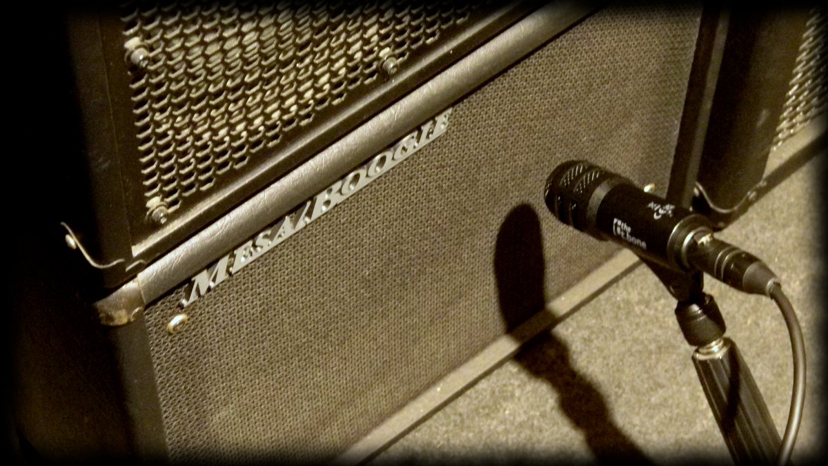 Reamping #DarkReflections solos part III.
1x12 #mesaengineering and...#tboneaudio BD200?????
20€ mic????
REALLY????
Fucking yes!!!
And you will hear it!
#deathmetal #oldstyle #reamping #solos #theextremeway