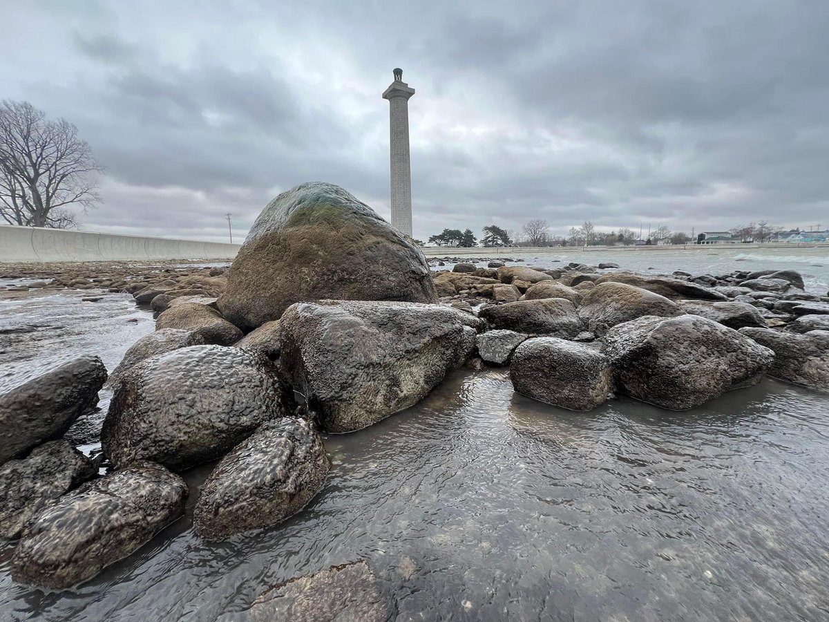 ChrisWTOL's tweet image. INCREDIBLE! Put-In-Bay at South Bass Island in Lake Erie during extreme low water Saturday. Human feet rarely explore this amazing landscape. Ferocious wind drained millions of gallons of water from the western #LakeErie exposing this rare earth landscape!

📸: Barry Koehler