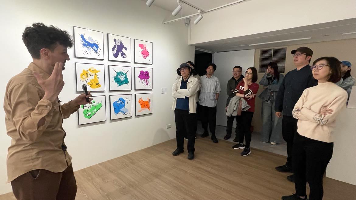 to22_JLH's tweet image. 接近@VolumeDAO 的展覽後期，我們密集舉辦了多場導覽活動，讓更多人認識這些驚人的藝術作品。

很開心藝術家@dribnet 來訪台灣與我們交流，更親自為台灣觀眾與藝文相關人士介紹創作。

恰逢《激進市場》的共同作者@glenweyl 到訪台灣，兩位重要的貴賓在展場開啟關於plurality⿻…