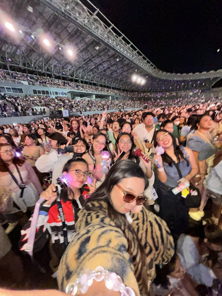 yk2binnie_'s tweet photo. wasnt able to get their socials but had fun with these people💗💗 https://t.co/2U4zEqb1Do