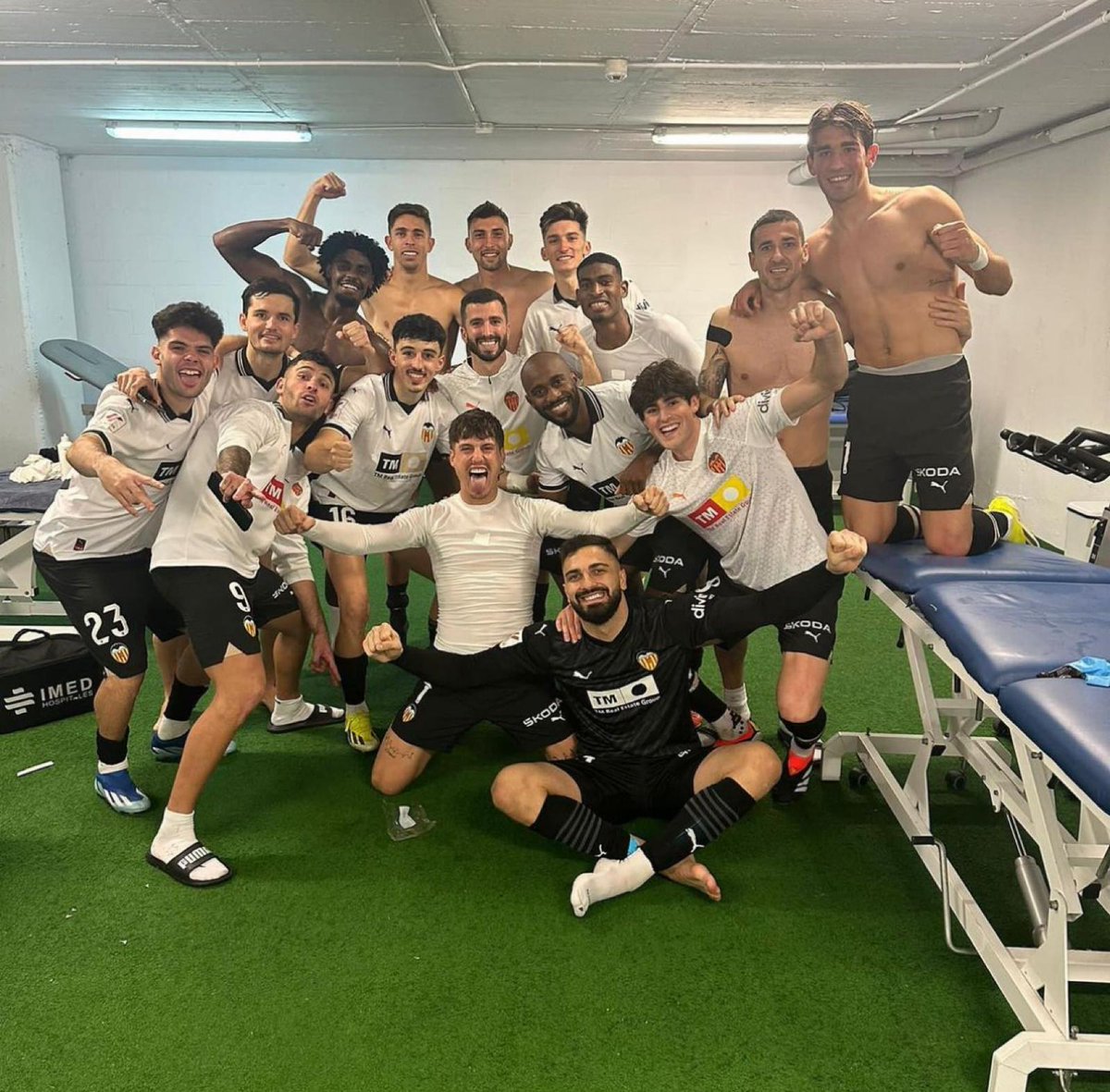 valenciacf's tweet photo. VALENCIA ALÉ

#CádizValencia 🟡🦇
#ADNVCF https://t.co/3Nyj9n54Re