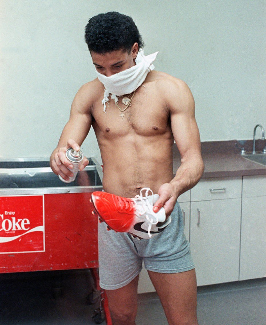 MrCleveland_216's tweet photo. January 13, 1990: Paint The Town Orange🏈
Webster Slaughter painted nearly 20 pairs of shoes for teammates in prep for #DawgPound  1989 AFC Championship game against vs. Broncos.
#WebSTAR 🧡#Cleveland 💪 https://t.co/BHjqrUQyR2
