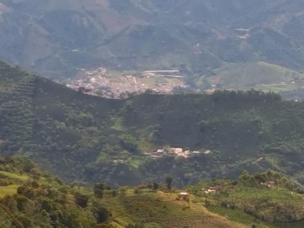 jpablotamesis's tweet photo. este circuito  fortalece los vínculos urbano-rurales, consolida una red estratégica de transporte y seguridad alimentaria del territorio, bajo un esquema de autonomía y descentralización territorial. El suroeste avanzará bajo su gran liderazgo @AndresJRendonC y todo su gabinete. https://t.co/2VuCTYYhMp