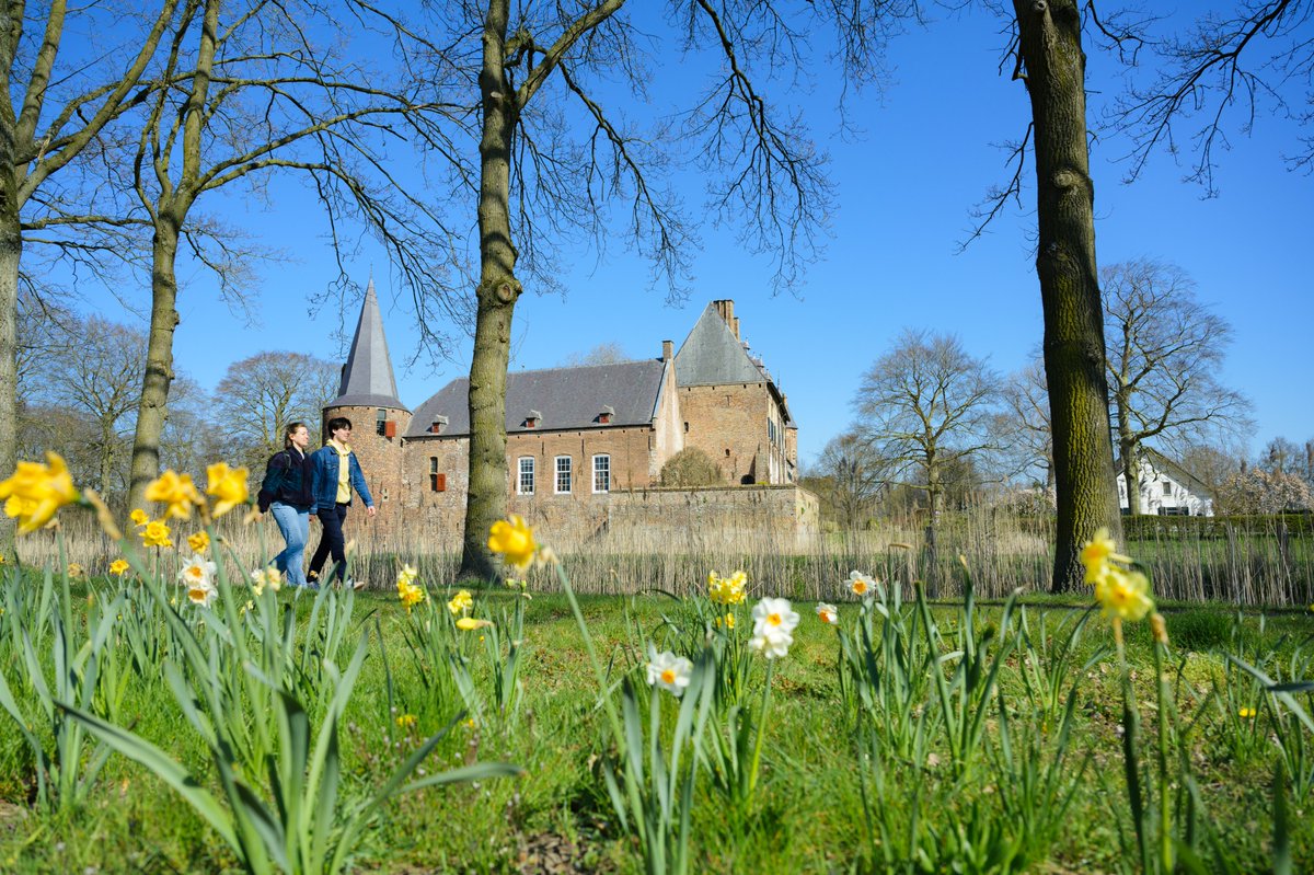Kijk jij ook zo uit naar de #lente? Weer lekker wandelen langs #kastelen, zoals hier bij <a href="/kasteelhernen/">Kasteel Hernen</a>...