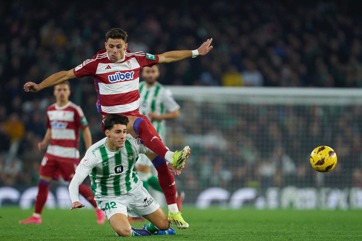 Ayer el Betis ganó un partido de Primera División con dos juveniles en el campo durante casi 50 minutos. No sé desde cuándo no ocurría, si es que ha ocurrido alguna vez, pero deja en muy buen lugar a la #CanteraBetis