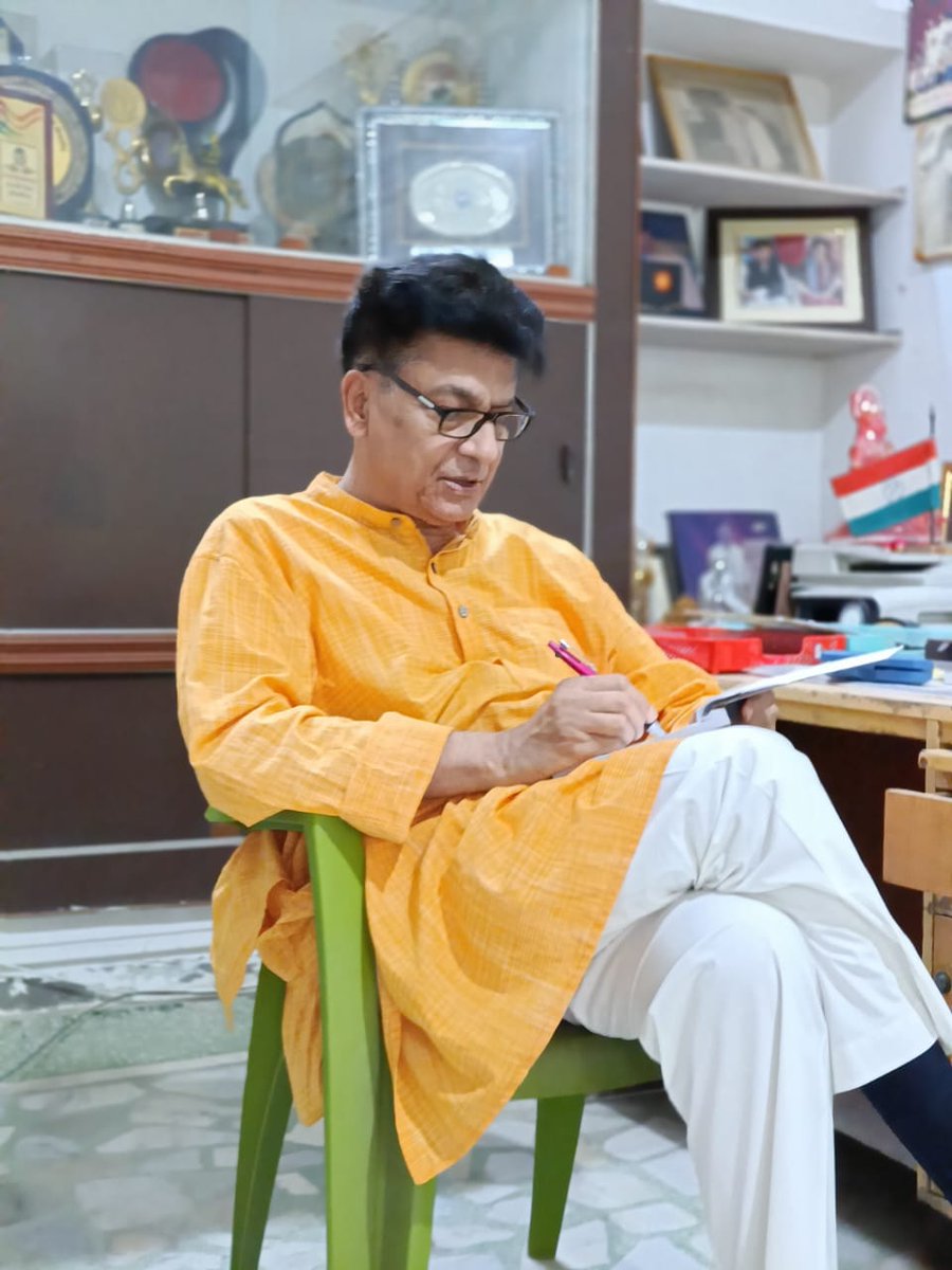 आज मिलिंद देवड़ा के कांग्रेस पार्टी छोड़ने पर मैंने जब पार्टी छोड़ने वाले पूरवर्ती नेताओं के इतिहास को खगाला तो एक बात सब पर समान रूप से लागू हुई।
1. मनमोहन सिंह जी के सरकार के समय यह सभी मंत्री बनाये गए।
2. यह लोग तत्कालीन नेतृत्व के बहुत करीबी थे।
3. यह लोग या तो राजघराने से या