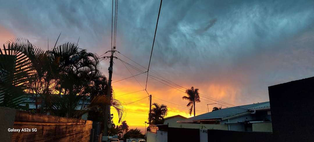 Seb_Grondin's tweet photo. Les couleurs  exceptionnelles avant le passage du cyclone #belal974 https://t.co/0Hdvj0fSC1