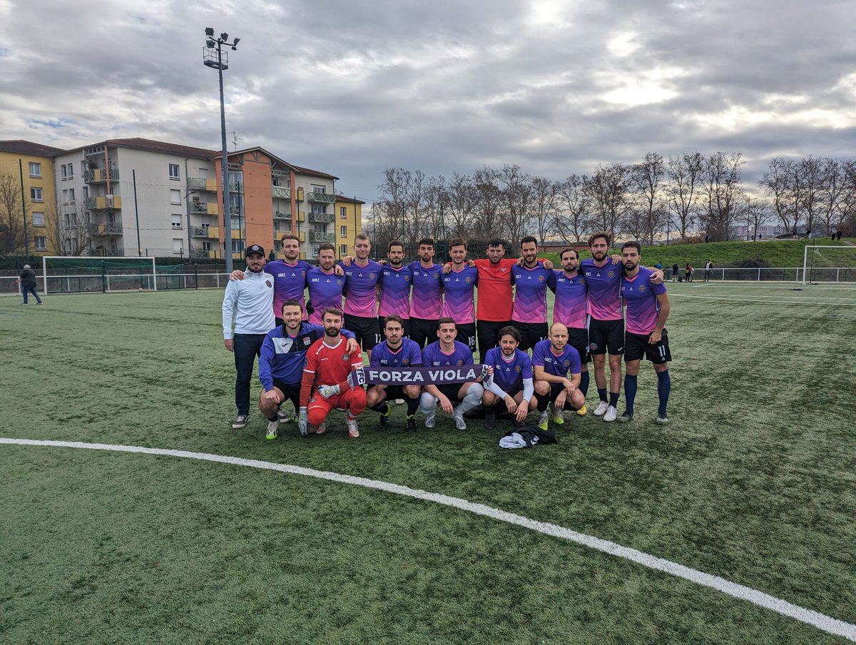 viola_fc's tweet photo. Voilà on l’a fait.

Victoire 2-1 au mental.

Les buteurs Victor le chauffagiste, Jeremy le coiffeur ⚽️

LE non buteur Guillaume président du Forza Viola tout seul devant le but.

Merci aux supporters venus nous voir 🫶🏻

Next ➡️ 1/16🏆

Forza Viola 🟣⚪️

@FSGTofficiel @ToulouseFC https://t.co/uZjZKu0Kv9