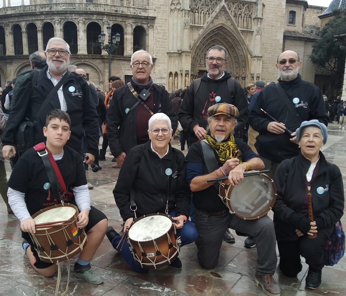 ESTRELA_ROJA's tweet photo. Avui hem estat a #València amb les #MaguesDeGener celebrant l'aigua que ens dona vida i que ofegarà el feixisme de l' @AjuntamentVLC #FemlosFora https://t.co/NWkf9iedFa