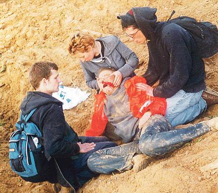 HistoireSav's tweet photo. Rachel Corrie était une jeune étudiante américaine de 24 ans qui s'était rendu dans la bande de Gaza, alors ravagée par la Seconde Intifada, pour lutter contre la destruction des maisons palestiniennes par Israël.

Elle meurt le 16 mars 2003, écrasée par un bulldozer israélien alors qu'elle faisait barrage pour empêcher la destruction d'une maison appartenant à une famille de Rafah.

Qu'elle repose en paix, elle qui a eu le courage de ne pas seulement parler mais d'agir en allant sur le terrain lutter de manière non-violente contre l'injustice et l'oppression israélienne au péril de sa vie.

Pour que son nom ne soit pas oublié.