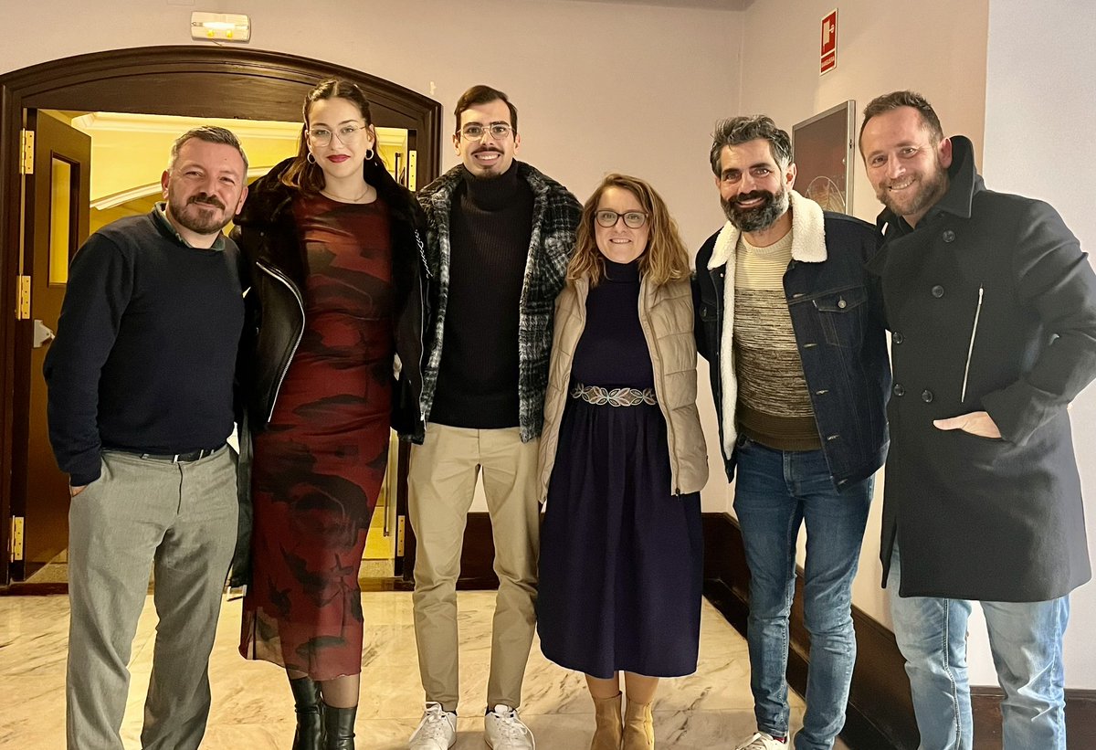 Gran plantel de comentaristas con la cantera del Carmaval de Cádiz 😍

<a href="/Bienvenido_es/">Jesús Bienvenido ۞</a> <a href="/drlobon/">david romero lobon</a> <a href="/RgAmanda/">Amanda Rg</a> Álvaro Moreno, <a href="/4Monirc7/">mónica ramírez chamorro</a> 

El sábado 20 de enero, tercera y última semifinal infantil