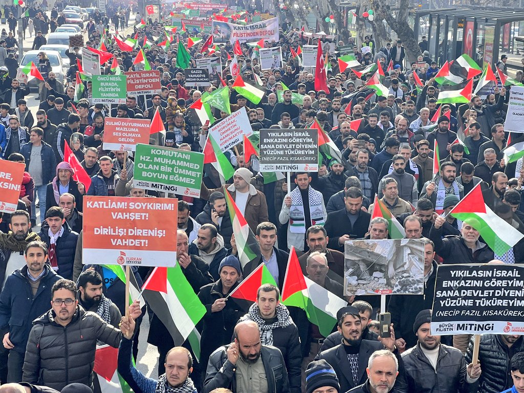 Der „Israelische Massaker-Demonstratiom“, an dem auch Alparslan Kuytul Hocaefendi teilnahm, fand unter Beteiligung Tausender Menschen statt. Filistiniçin TekYürek #Filistin100GündürDireniyor #FurkanHareketi