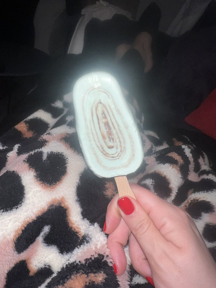 These <a href="/WheyheyOfficial/">Wheyhey!</a> mint ice creams are UNREAL!!! 89kcals and 5g protein, absolutley delightful! 

#wheyhey #icecream #protein #Foodsharing