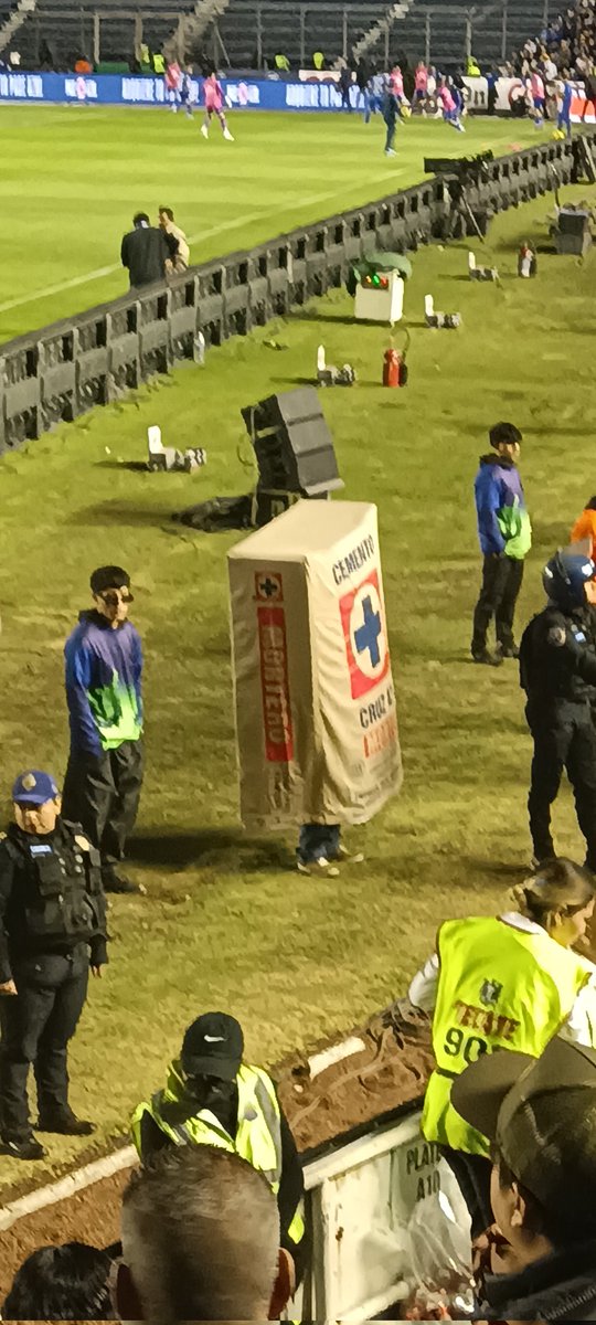 _doorsiana's tweet photo. A veces solo queda ser un carismatico bulto de cemento en esta vida llamada Cruz Azul. https://t.co/nfkBYgKSzV
