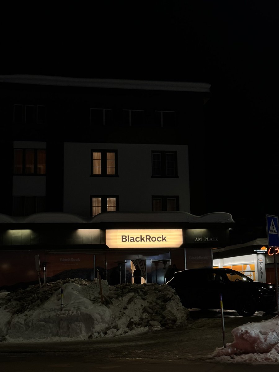 Ich hab die Übeltäter gefunden! 🤣

Vor Ort, hier in Davos - Ich infiltrier den Laden für uns, Jungs. 👀