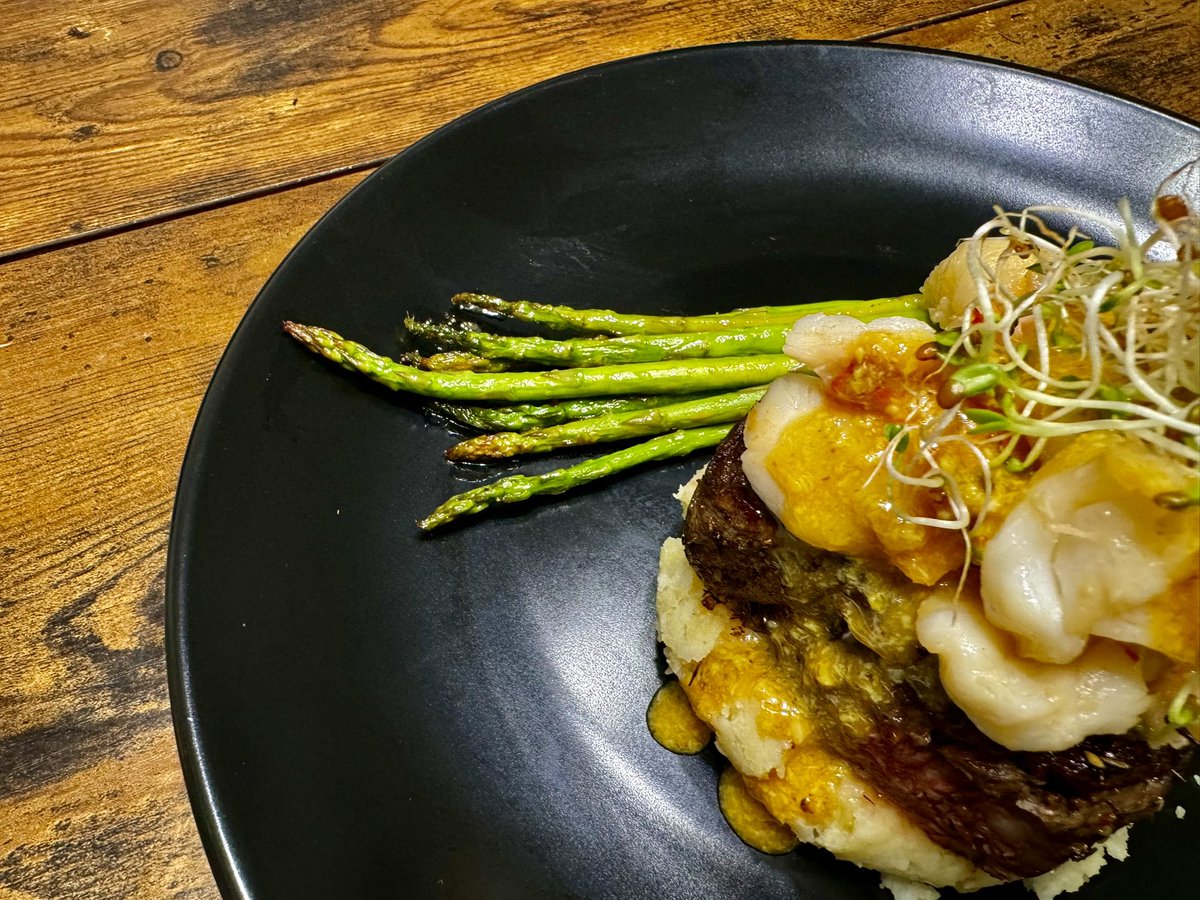amcatering2015's tweet photo. Just Let Cook!!!
(The sauce broke cause I got distracted with a phone call.)
De-Constructed Oscar Steak with White Truffle Hollandaise Sauce
https://t.co/XNGMxOm6mv
#ChefAnthony #AMCatering #NoStyleJustGoodFood #Truffletopia #sauceisboss #makeyourlastlikeyourfirst #ImComing https://t.co/vdT1XS2TIs