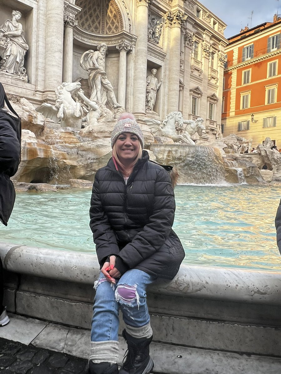 melilopez29's tweet photo. Y entendí que mi deseo se cumplió cuando me di cuenta que mi corazón sanó ❤️🩹😍🙏🏻
#fuentedetrevi
#roma https://t.co/MvN4fkKzYJ