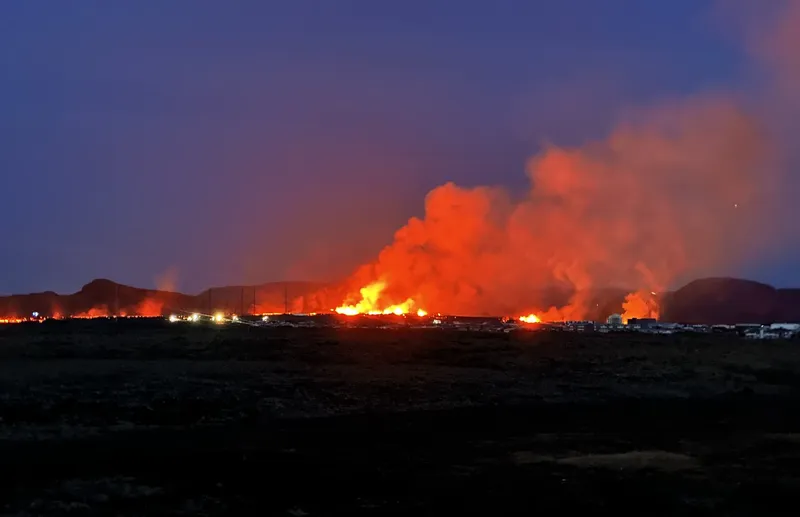 A further eruption has started on the Reykjanes peninsula 🔹It does not present a threat to life 🔹Nearby town has been evacuated 🔹No disruption to international or domestic flights 🔹All roads to Keflavik international airport are unaffected More info: bitly.ws/39LpX